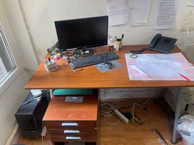 un bureau équipé d'un ordinateur et d'un clavier