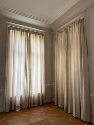 une pièce avec une grande fenêtre et un tapis au sol