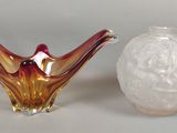 deux vases en verre posés l'un à côté de l'autre sur une table