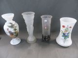 trois vases sont posés les uns à côté des autres sur une table