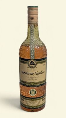une bouteille d'alcool posée sur une table
