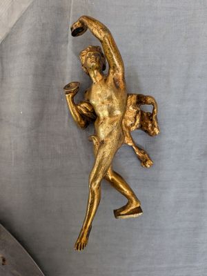une statue en or représentant un homme tenant une banane