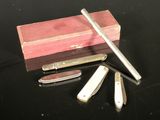 un couteau, un stylo et une boîte posés sur une table