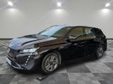 une photo d'une voiture noire dans un showroom