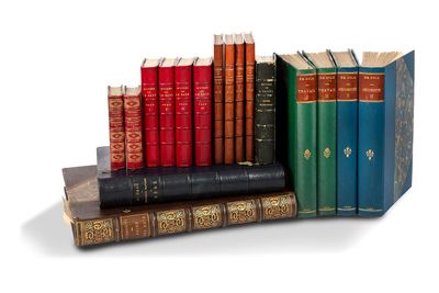 plusieurs livres sont empilés sur une surface blanche