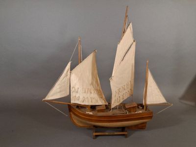 "Lougre", maquette de bateau en bois et à quatre voiles (lon…
