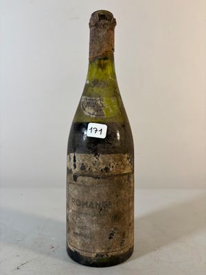 une bouteille de vin posée sur une table, avec une étiquette dessus