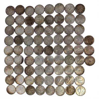 gros plan d'une pile de pièces de monnaie sur une surface blanche