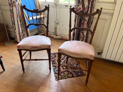 deux chaises dans une pièce où il y a un tapis au sol