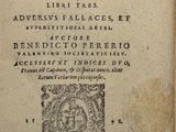 un vieux livre avec un titre en noir et blanc