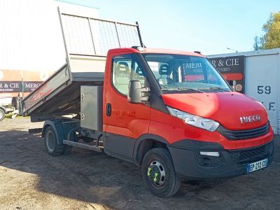 un camion rouge garé sur la terre battue