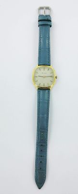 gros plan d'une montre sur une surface blanche