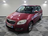 la photo d'une voiture rouge garée dans un garage