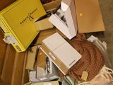une boîte remplie d'objets posés sur le sol