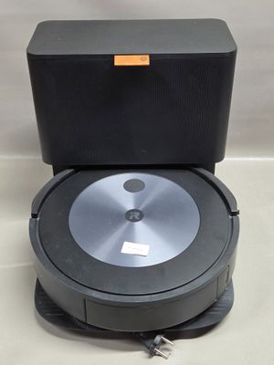 un aspirateur robot posé sur une table