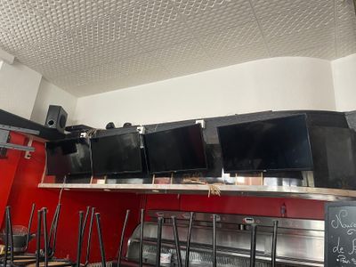Il y a de nombreux téléviseurs posés sur le comptoir de ce restaurant