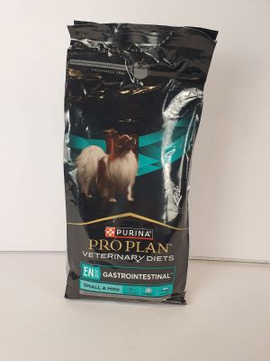 un gros plan d'un sac de croquettes pour chien posé sur une table