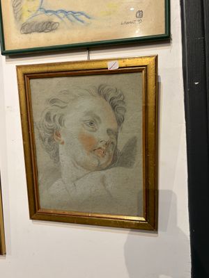 trois tableaux accrochés au mur d'une pièce