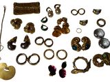 de nombreux bijoux disposés sur une surface blanche