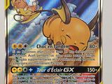 gros plan d'une carte pokemon sur une surface blanche