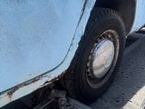 une photo d'un camion à plateau auquel est attelée une remorque à plateau