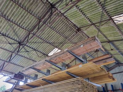 une grande quantité de bois empilé les uns sur les autres dans un bâtiment