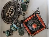 une photo d'une photo d'un ensemble de bijoux dans un coffret