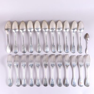 un grand nombre de cuillères et de fourchettes en argent sur une surface blanche