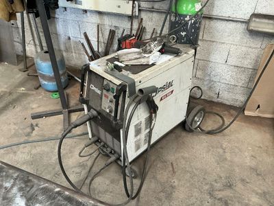 une machine posée sur le sol dans le garage