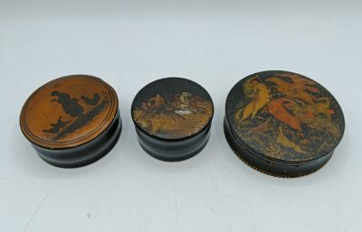 RUSSIE Lot de trois boîtes rondes en papier mâché laqué noir… - Photo 1