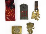 trois médailles et une médaille sur une surface blanche