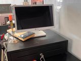 un bureau noir sur lequel est posé un ordinateur