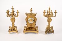Importante garniture de cheminée en bronze ciselé et doré.