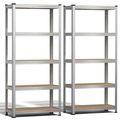 une paire de rayonnages métalliques avec des étagères en bois