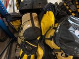 une pile de bagages posée sur une palette dans un entrepôt