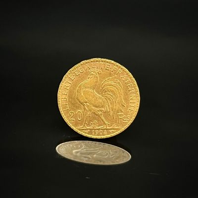pièce d'or sur fond noir, avec une pièce au premier plan