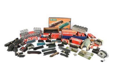 un tas de rails de train et d'autres accessoires ferroviaires