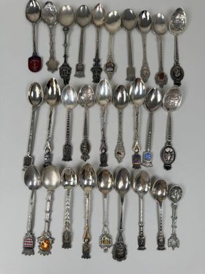 many spoons that are hanging on the wall