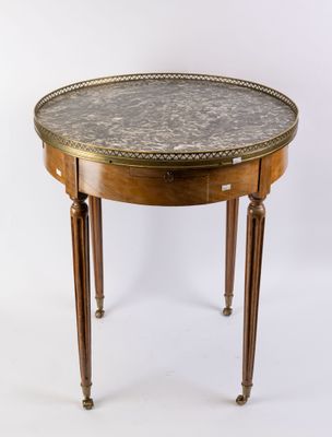 une table ronde avec un plateau en marbre et des pieds en bois