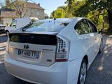 l'arrière d'une voiture blanche garée sur le bord de la route
