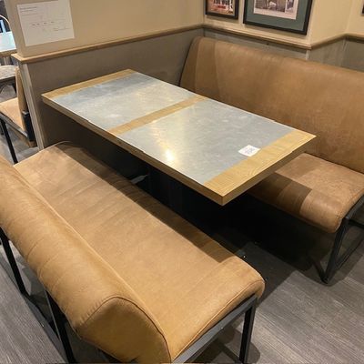une table et des bancs dans un coin d'un restaurant