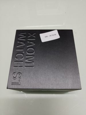 une image représentant un livre muni d'une étiquette, posé sur une table