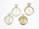 trois types différents de montres de poche sont présentés sur une surface blanche