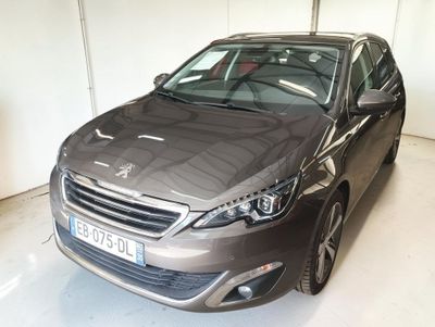 La voiture grise est garée dans le garage de l'immeuble.