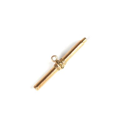 un pendentif en forme de balle plaqué or muni d'un fermoir