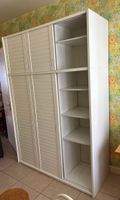 Armoire en contreplaqué blanc à deux niveaux et trois portes… (photo 5)