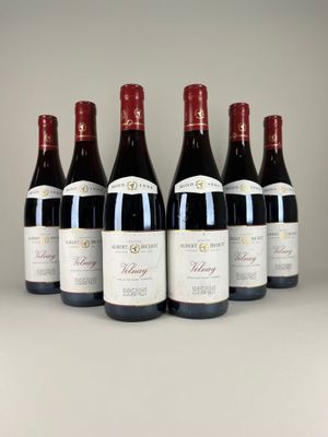 six bouteilles de vin rouge sont alignées