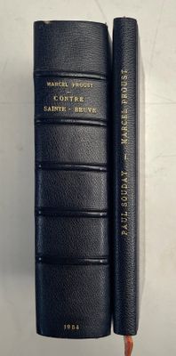 deux livres posés l'un à côté de l'autre sur une table