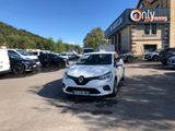 une voiture blanche garée devant un bâtiment