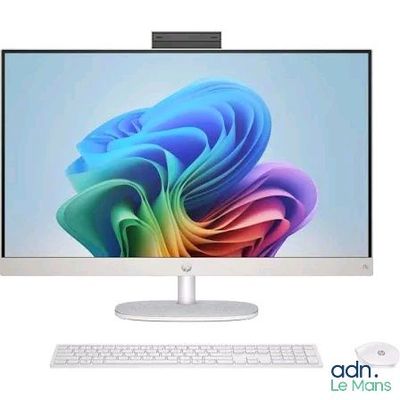 un ordinateur de bureau avec un clavier et une souris sur le bureau